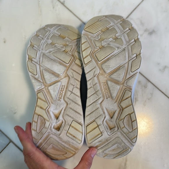 Hoka Arahi 4 cream/off-white knit runner, size 9 men’s, women’s 10.5/11 - Picture 9 of 10
